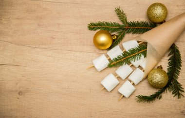 Şekerlemeler. Köknar dalları ve toplarla kompozisyon. Düz yatıyordu. Noel ve Yeni Yıl