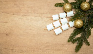 Şekerlemeler. Köknar dalları ve toplarla kompozisyon. Düz yatıyordu. Noel ve Yeni Yıl