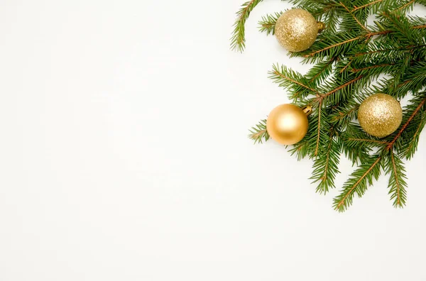 Beyaz ahşap arka planda topları olan ladin dalları. Yukarıdan bak. Düz yatıyordu. Noel kompozisyonu