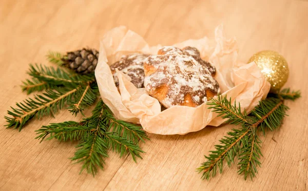 ジンジャーブレッドクッキーとモミの枝とクリスマスの組成物 — ストック写真