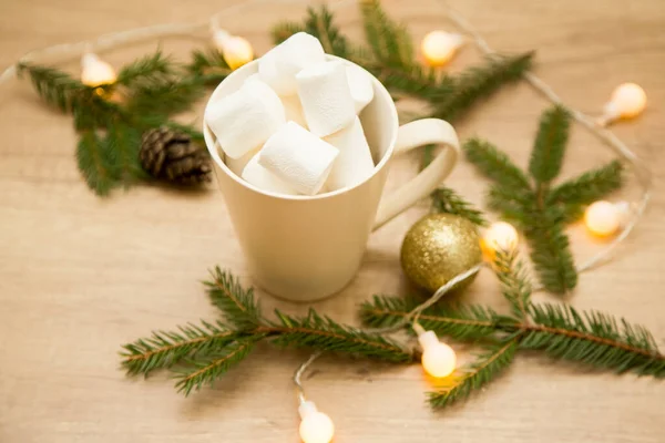 Marshmallows Mug Christmas Composition Fir Branches Garlands — Stock Photo, Image