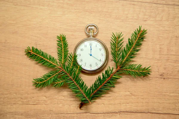 Reloj Con Flechas Medianoche Con Ramas Abeto —  Fotos de Stock