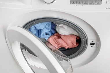 Çamaşır makinesinde çamaşır.