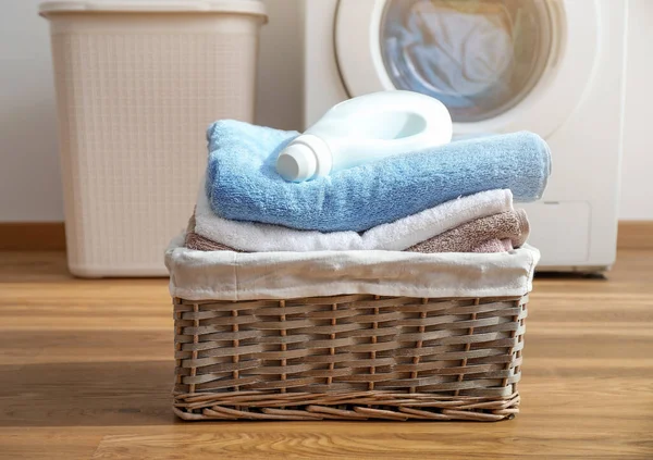 Weidenkorb Mit Gefalteten Badetüchern Und Waschgel — Stockfoto