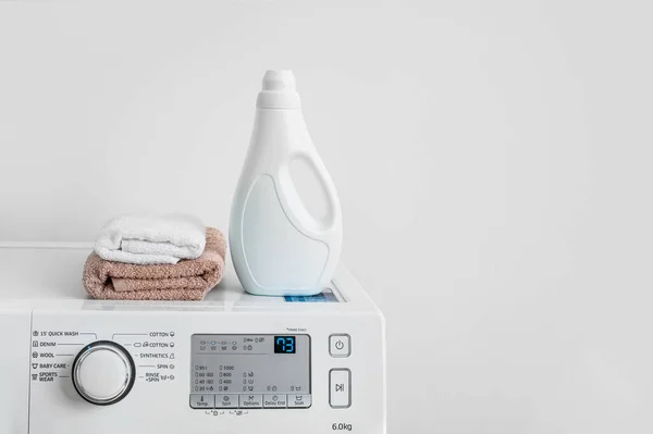 Wasmachine Wasgel Schone Handdoeken Witte Achtergrond — Stockfoto