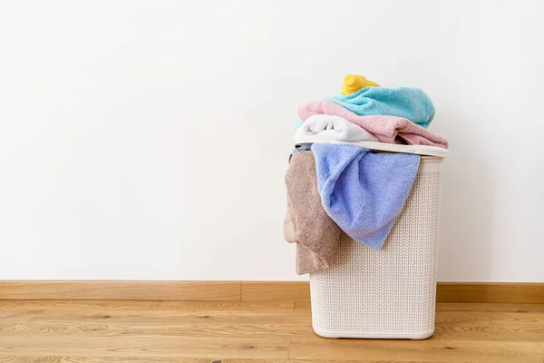 Cesta Lavandería Con Toallas Sucias Sobre Fondo Blanco — Foto de Stock