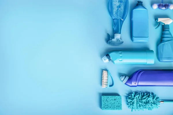 파란색으로 칠 해진 청소 용품을 집에서 보관하는 모습 — 스톡 사진