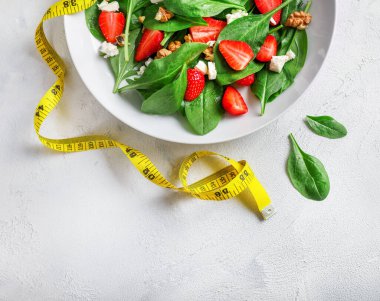 Sağlıklı diyet çilek salatası