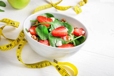 Sağlıklı diyet çilek salatası