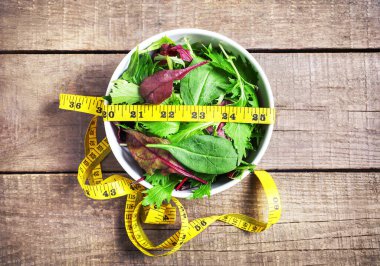 Sağlıklı diyet yaprakları salatayı karıştırır