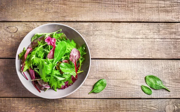 Sağlıklı diyet yaprakları salatayı karıştırır — Stok fotoğraf