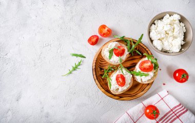 Ekmek, domates ve süzme peynirli sağlıklı ve lezzetli atıştırmalıklar.