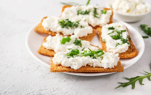 Lanche saudável e saboroso com pão crocante, queijo cottage e ervas — Fotografia de Stock