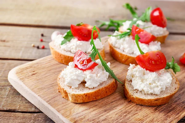 Lanche saudável e saboroso com pão, tomate e queijo cottage — Fotografia de Stock