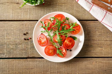 Taze vişneli domates ve roka.