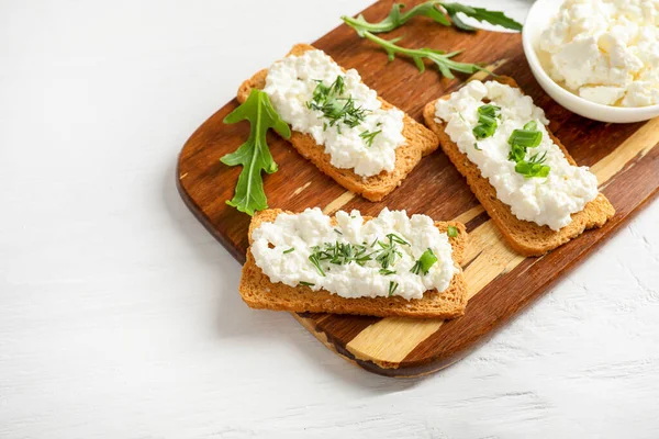 Lanche saudável e saboroso com pão crocante, queijo cottage e ervas — Fotografia de Stock