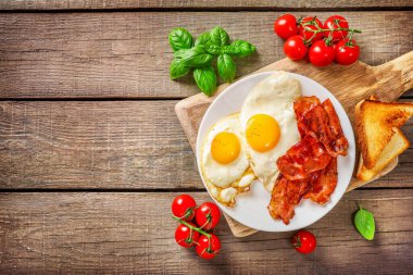 Geleneksel Amerikan kahvaltısı pastırmalı ve yumurtalı.