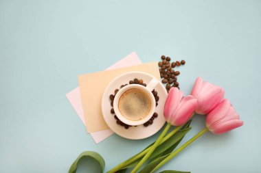 Mavi arka planda bir fincan kahve.