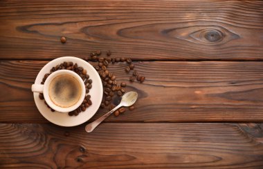 Tahta masada bir fincan kahve.