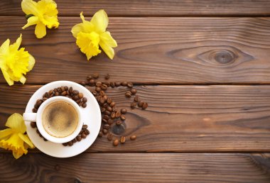 Tahta masada bir fincan kahve.