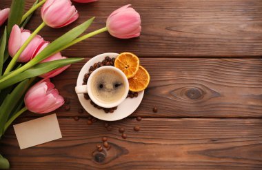 Tahta masada bir fincan kahve.