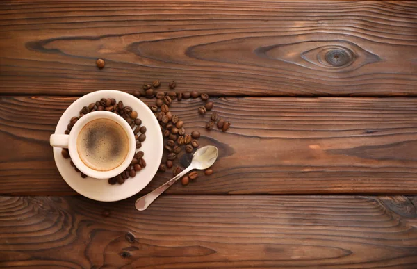 Tahta masada bir fincan kahve.