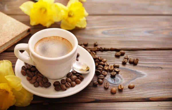 나무 탁자 위에 놓인 커피 잔 — 스톡 사진