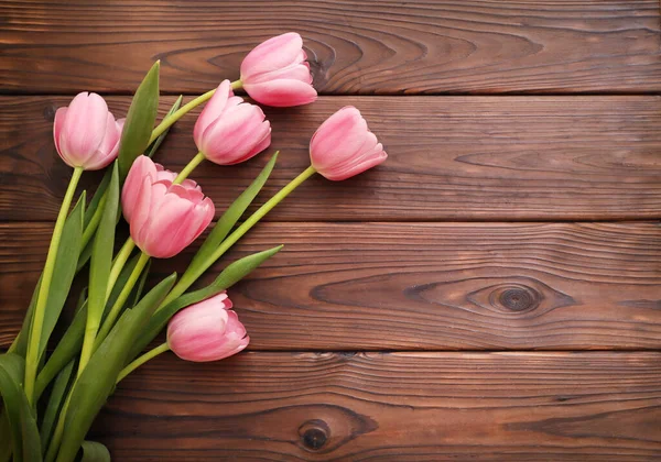 Rosa Tulpen auf hölzernem Hintergrund — Stockfoto