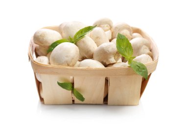 Sepetteki beyaz şampiyonlar beyaz arkaplanda izole edilmiş