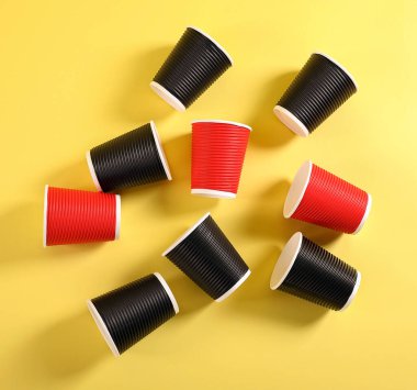 Sarı arka planda birçok tek kullanımlık gözlük, üst görünüm