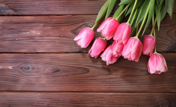 Rosa Tulpen Auf Einem Holztisch Ansicht Von Oben — Stockfoto
