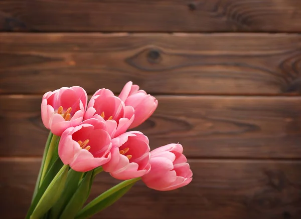 Rosa Tulpen Auf Hölzernem Hintergrund — Stockfoto