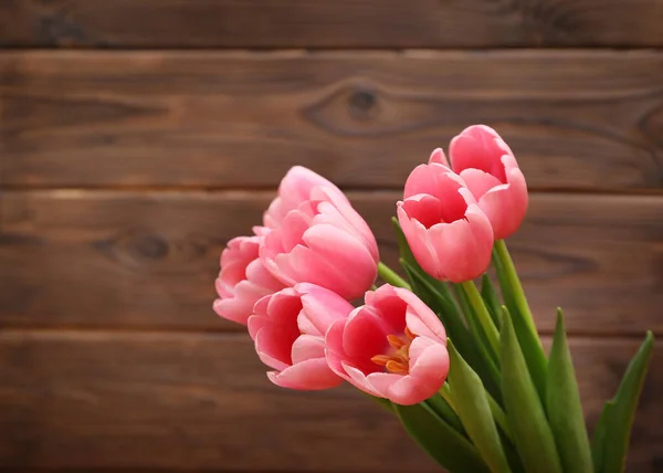 Tulipanes Rosados Sobre Fondo Madera —  Fotos de Stock