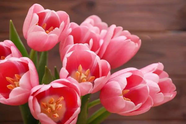 Tulipanes Rosados Sobre Fondo Madera —  Fotos de Stock