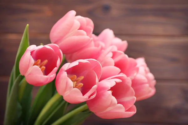 Rosa Tulpen Auf Hölzernem Hintergrund — Stockfoto