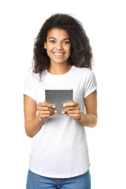 Güzel Afrikalı kız elinde bir tablet tutuyor, beyaz arka planda soyutlanmış.