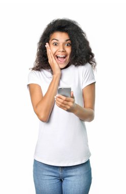 Güzel Afrikalı bir kadın beyaz arka planda telefonu elinde tutuyor.