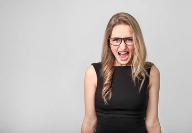 Güzel kızgın kadın beyaz arka planda