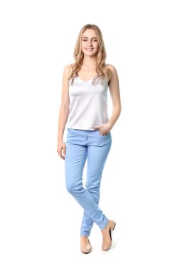 Güzel bir kadın beyaz arka planda izole edilmiş