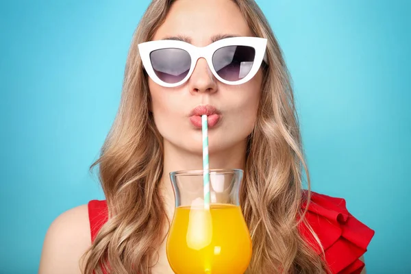 Hermosa Mujer Bebe Cóctel Sobre Fondo Azul — Foto de Stock