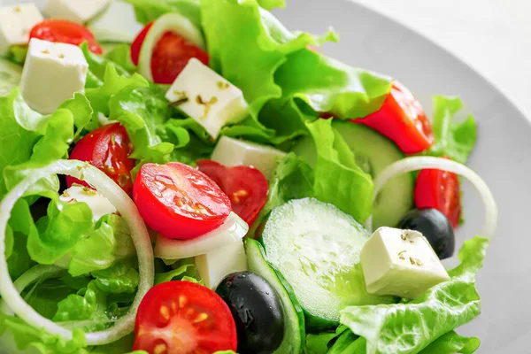 Salada grega tradicional saudável e saborosa — Fotografia de Stock