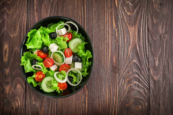 Salada grega tradicional saudável e saborosa — Fotografia de Stock