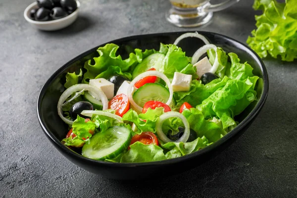 Традиционный здоровый и вкусный греческий салат — стоковое фото