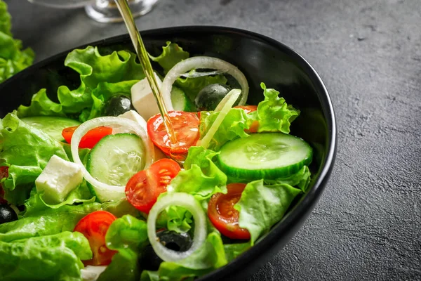 Salada grega tradicional saudável e saborosa — Fotografia de Stock