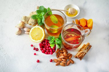 Bağışıklık geliştirmek için çeşitli sağlıklı doğal ürünler ve beyaz arka planda soğuk algınlığı ilaçları.