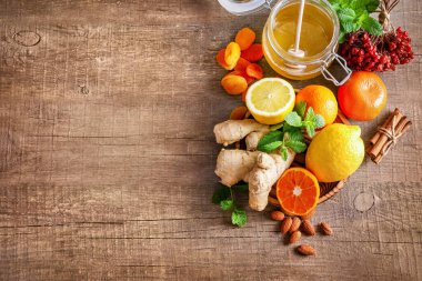 Bağışıklık geliştirmek için çeşitli sağlıklı doğal ürünler ve ahşap arka planda soğuk algınlığı ilaçları.