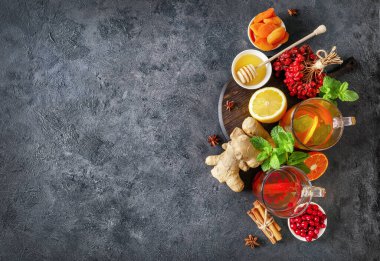 Bağışıklık geliştirmek için çeşitli sağlıklı doğal ürünler ve karanlık arka planda soğuk algınlığı ilaçları. Üst Manzara. Boşluğu kopyala.