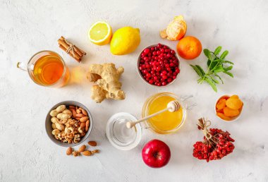 Bağışıklık geliştirmek için çeşitli sağlıklı doğal ürünler ve beyaz arka planda soğuk algınlığı ilaçları. Üst görünüm.