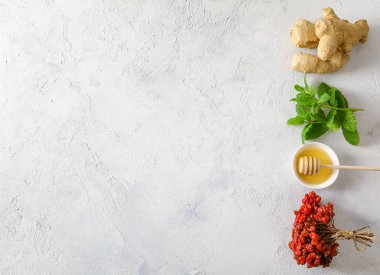 Bağışıklık geliştirmek için çeşitli sağlıklı doğal ürünler ve beyaz arka planda soğuk algınlığı ilaçları. Üst Manzara. Boşluğu kopyala.