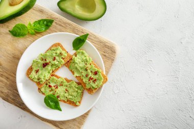 Beyaz arka planda guacamole soslu kızarmış ekmek sandviçi. Üst görünüm.